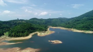 Baraj bölgesindeki dağların arasında bir göl manzarası. Yeşil Kanyon Havalimanı manzarası 4K yüksek kaliteli video görüntüleri