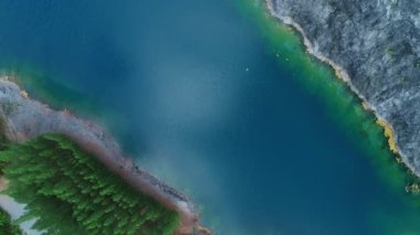 Hava manzaralı göl ya da gölet Güneşli güzel ve bakir doğanın muhteşem manzarası güzel güzel hava gününde Drone kamerasından alınan yüksek kaliteli video güzel su yüzeyinde