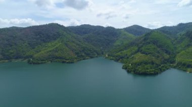 Baraj bölgesindeki dağların arasında bir göl manzarası. Yeşil Kanyon Havalimanı manzarası 4K yüksek kaliteli video görüntüleri