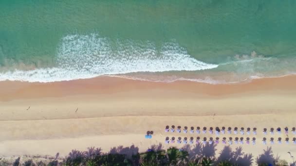海滩上的波涛汹涌 空中的波涛迷人的大海 美丽的泰国普吉岛上的热带海滩海 迷人的波涛背景 — 图库视频影像