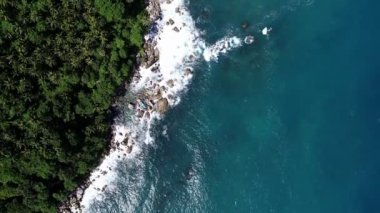 Drone manzaralı deniz kenarındaki tropikal dağlar, inanılmaz manzara deniz arka planı, Phuket Adası Tayland 'daki güzel deniz.