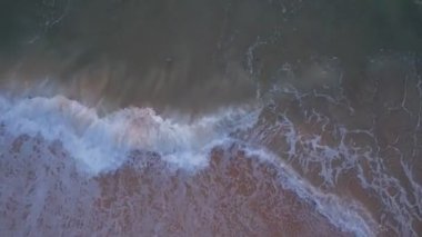 Sahilin tepesindeki dalgalar, hava manzarası deniz dalgaları harika okyanus, tropik plaj denizi güzel Phuket adası Tayland, inanılmaz dalgalar arka plan
