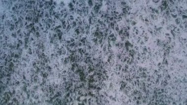 Sahilin tepesindeki dalgalar, hava manzarası deniz dalgaları harika okyanus, tropik plaj denizi güzel Phuket adası Tayland, inanılmaz dalgalar arka plan