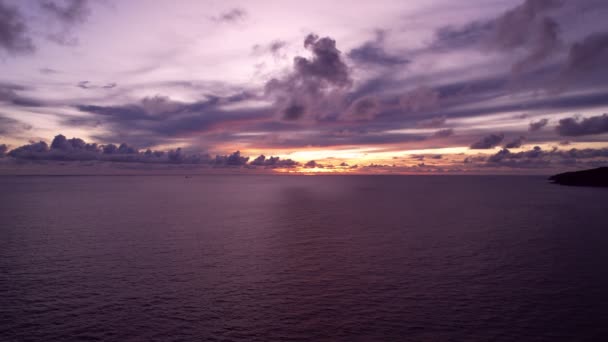 空中风景美丽的日落或日出在黑暗的海面上美丽的波浪迷人的微光黄昏的天空日落 电影无人机拍摄的动态镜头美丽的自然光海景 — 图库视频影像