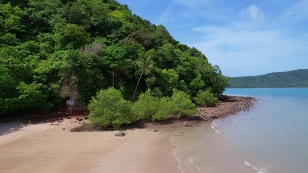 Drone Widok Tropikalne Góry Pobliżu Morza Niesamowity Krajobraz Morze Tło — Wideo stockowe