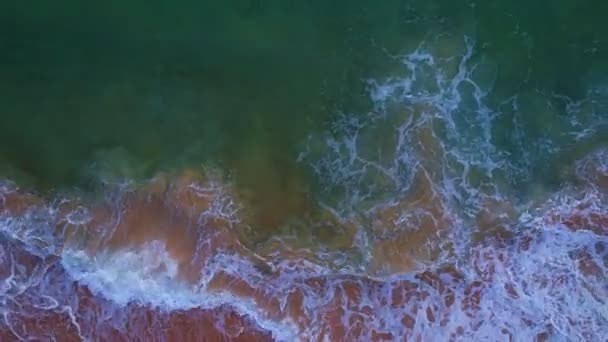 Rozbijające Się Fale Plaży Widok Góry Fale Lotnicze Morze Niesamowity — Wideo stockowe