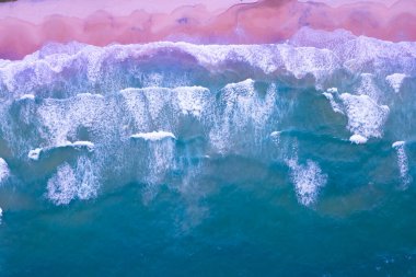 Deniz çarpan dalgaların hava manzarası kumsaldaki beyaz köpüklü dalgalar, plaj manzarası, deniz manzarası, doğa denizi arka planı, inanılmaz plaj arka planı.