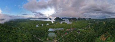 Phang-nga Tayland 'daki Sametnangshe manzarasının hava manzaralı görüntüsü. Deniz ve mangrov ormanları üzerinde uçan insansız hava aracı, yüksek açılı doğa manzarası.