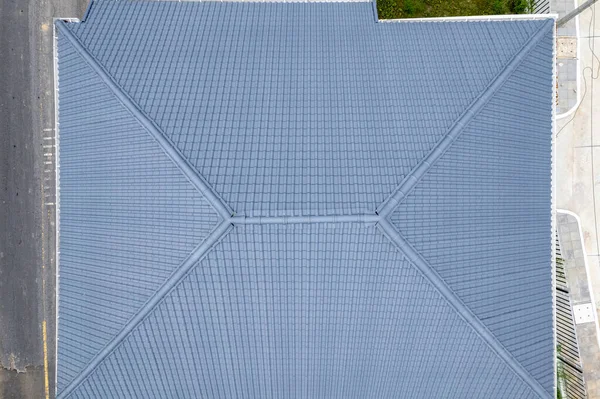 建筑工地屋顶的空中景观 房屋屋顶工程的空中景观 无人驾驶相机的顶部景观 — 图库照片