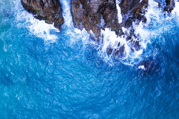 泰国普吉岛美丽的海浪冲刷着海岸线 夏季的海景尽收眼底 美丽的蓝色海面 — 图库照片