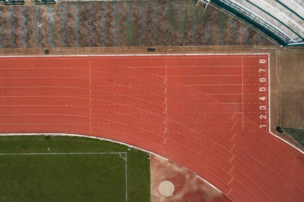 Letecký Pohled Prázdné Fotbalové Hřiště Shora Běžeckými Tratěmi Kolem Něj — Stock fotografie