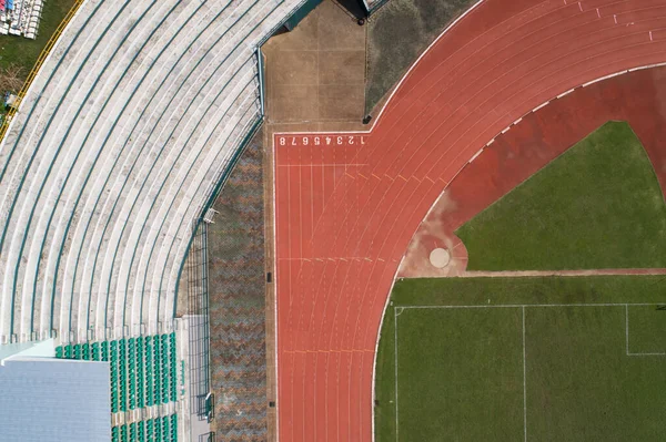 Letecký Pohled Prázdné Fotbalové Hřiště Shora Běžeckými Tratěmi Kolem Něj — Stock fotografie