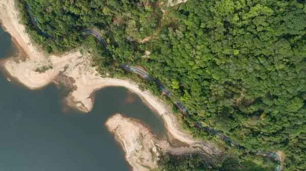 ドローン ダム周辺のアスファルト道路で熱帯雨林の空中写真から上下に — ストック写真