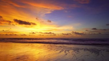 Güzel bir gün batımı ya da karanlık deniz yüzeyinde gün doğumu güzel bir dalga inanılmaz bir alacakaranlık günbatımı. Sinema robotu dinamik görüntüler çekti. Doğanın güzel deniz manzarası.