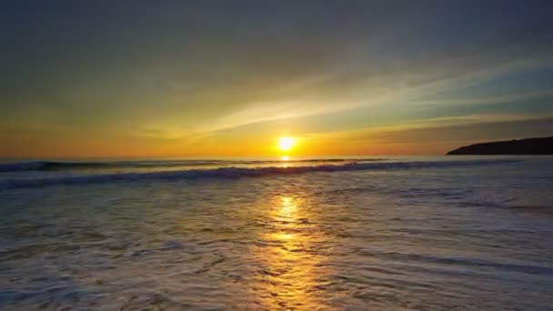 Piękny Widok Zachód Słońca Lub Wschód Słońca Nad Ciemnym Morzem — Wideo stockowe