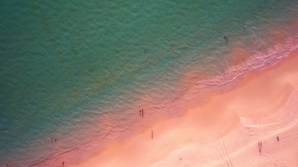Vista Aérea Das Ondas Que Batem Costa Arenosa Mar Colorido — Vídeo de Stock