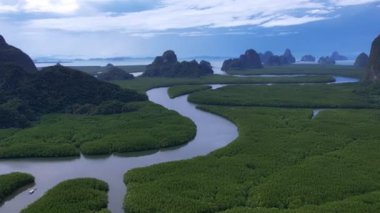 Bannaiyop Phang nga Tayland 'da yer alan ve dağların üzerinde gölgeli bulutlar bulunan inanılmaz dağların, mangrov ormanlarının ve deniz manzarasının insansız hava görüntüsü.