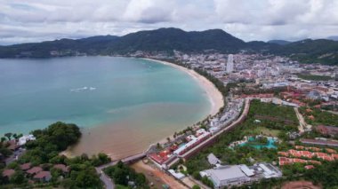 Patong körfezi tropikal plaj denizi inanılmaz dalgalar deniz arka planı, güzel patong şehir manzarası, Phuket Adası Tayland 'daki güzel deniz plajı.