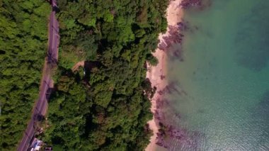 Karanlık bir denizde, okyanus yüzeyindeki kayalara akan dalgaları çarpan hava manzarası, kayalara çarpan inanılmaz deniz dalgaları, 4k 'lık okyanus manzaralı dron.