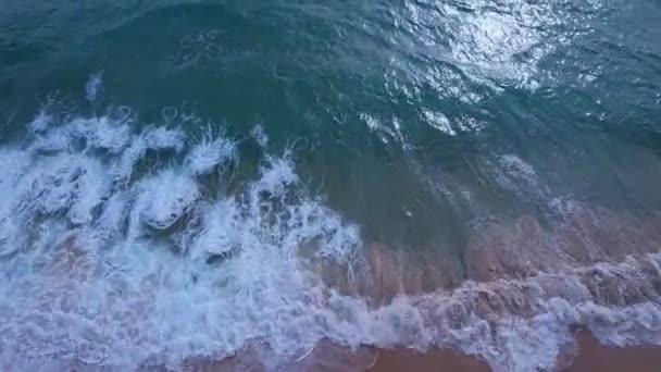 Vista Aérea Das Ondas Que Batem Costa Arenosa Mar Colorido — Vídeo de Stock