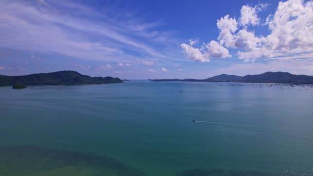 海面の空の景色水面のテクスチャ背景と太陽の反射空の飛行ドローンビュープーケット島の日当たりの良い熱帯の海の波の表面のテクスチャタイ — ストック動画
