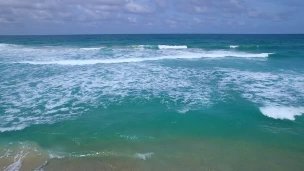 Повітряний Вигляд Зіткнення Хвиль Піщаному Березі Барвисте Море Океанський Фон — стокове відео
