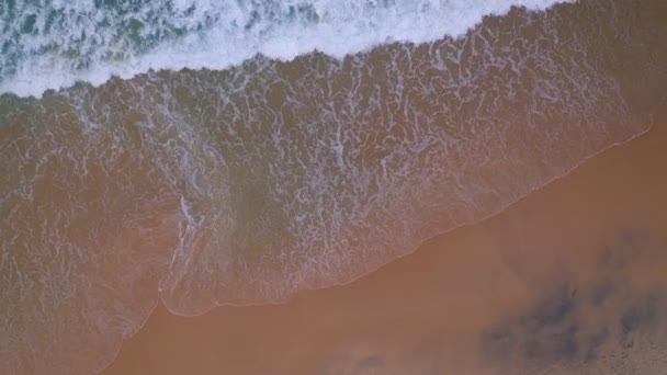 Luftaufnahme Von Krachenden Wellen Sandstrand Buntes Meer Meer Natur Hintergrund — Stockvideo