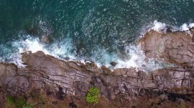 Kumlu sahildeki çarpan dalgaların hava manzarası, okyanus doğası arka planı, güzel deniz dalgaları, inanılmaz kum ve ışık günbatımı ya da su yüzeyinde gün doğumu, deniz günbatımı deniz manzarası.