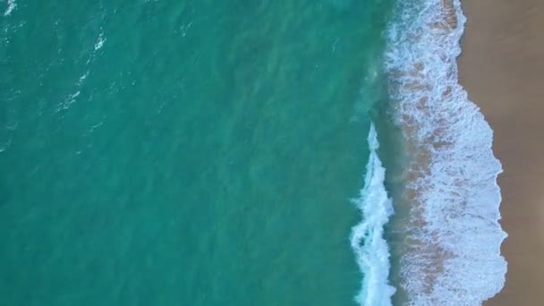 Повітряний Вигляд Зіткнення Хвиль Піщаному Березі Барвисте Море Океанський Фон — стокове відео
