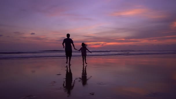 Κόρη Κρατώντας Χέρια Του Μπαμπά Στην Παραλία Τρέχει Στην Αμμώδη — Αρχείο Βίντεο