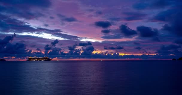 在夕阳的天空背景下 美丽的云彩在五彩斑斓的天空背景下 时间流逝戏剧性的光芒日落或日出在海面上 — 图库视频影像