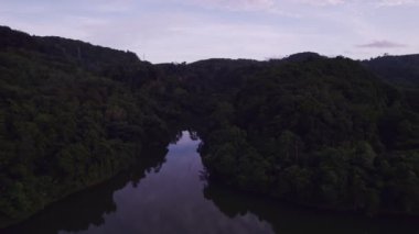 Baraj bölgesindeki dağların arasında bir göl manzarası. Yeşil Kanyon Havalimanı manzarası 4K yüksek kaliteli video görüntüleri