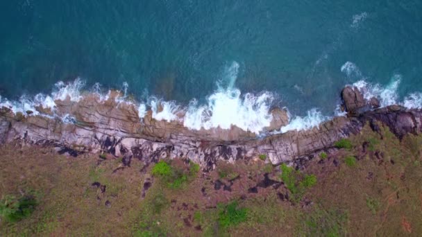 Luchtfoto Van Verpletterende Golven Kust Verbazingwekkende Zee Achtergrond — Stockvideo