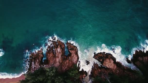 Letecký Pohled Zřícení Vln Mořském Pobřeží Úžasné Moře Pozadí — Stock video