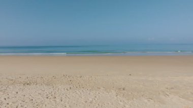 Sahilin tepesindeki dalgalar, hava manzarası denizi dalgalandırıyor. Yavaş çekimde inanılmaz okyanus, Tayland, Phuket Adası 'ndaki tropik plaj denizi. Tayland' a seyahat etmek için turistlerin uğrak yeridir.