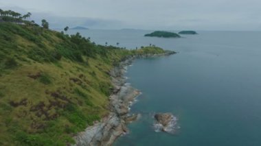 Phuket 'teki Laem Phromthep Pelerini. Phuket Adası' nda günbatımını izlemek için ünlü manzara manzarası. Phuket manzaralı ünlü turistik yerler.