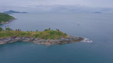 Phuket 'teki Laem Phromthep Pelerini. Phuket Adası' nda günbatımını izlemek için ünlü manzara manzarası. Phuket manzaralı ünlü turistik yerler.