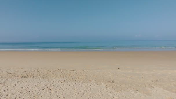 海浪拍岸俯瞰 空中俯瞰海浪缓缓掠过令人叹为观止的大海 热带海滩大海在美丽的普吉岛泰国 普吉岛是旅游泰国的目的地 — 图库视频影像