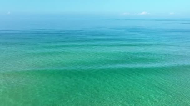Розбиваючи Хвилі Пляжі Повітряний Вид Хвилях Море Дивовижний Океан Повільному — стокове відео
