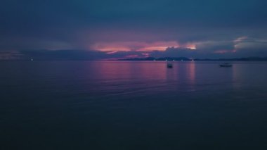 Şaşırtıcı karanlık deniz yüzeyi güzel dalga inanılmaz aydınlık alacakaranlık gün batımı. Sinema robotu dinamik görüntüler çekti. Doğanın güzel deniz manzarası.