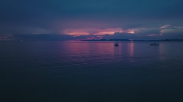 神奇的暗海面美丽的波浪神奇的微光黄昏的天空日落 电影无人机拍摄的动态镜头美丽的自然光海景 — 图库视频影像