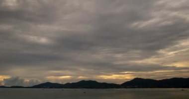 Günbatımında inanılmaz bulutlar arka planda güzel bulutlar, renkli gökyüzü arka planında güzel bulutlar dramatik bir ışık günbatımı ya da deniz üzerinde gün doğumu zamanı.