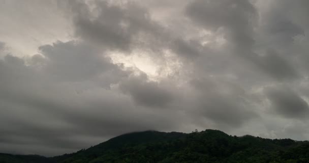 時間の経過自然美しい夕日の空山の風景空の背景に暗い雲 — ストック動画