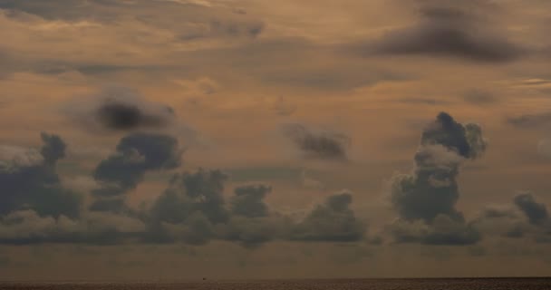 Gün Batımında Gökyüzünde Inanılmaz Kara Bulutlar — Stok video