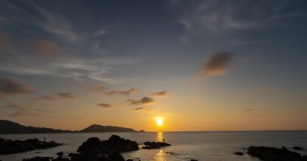 在夕阳的天空背景下 美丽的云彩在五彩斑斓的天空背景下 时间流逝戏剧性的光芒日落或日出在海面上 — 图库视频影像