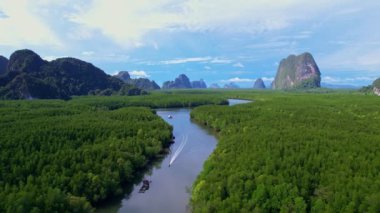 Bannaiyop Phang nga Tayland 'da yer alan ve dağların üzerinde gölgeli bulutlar bulunan inanılmaz dağların, mangrov ormanlarının ve deniz manzarasının insansız hava görüntüsü.