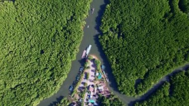 Bannaiyop Phang nga Tayland 'da yer alan ve dağların üzerinde gölgeli bulutlar bulunan inanılmaz dağların, mangrov ormanlarının ve deniz manzarasının insansız hava görüntüsü.
