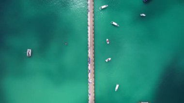 Yat ve yelkenli parkının havadan görüntüsü marina taşımacılığı ve seyahat arkaplanı Yaz mevsiminde güzel deniz