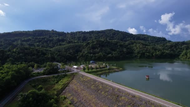 ダムの領域内の山の間の湖の上の空中ビュー 緑の峡谷の風景空撮4K高品質のビデオ映像 — ストック動画