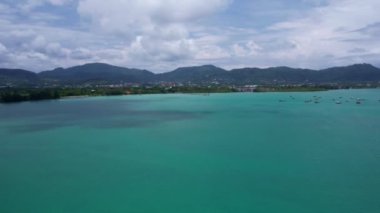 Deniz yüzeyinde gölgeli deniz manzarası Phuket Adası Tayland 'da güzel doğa deniz manzarası.